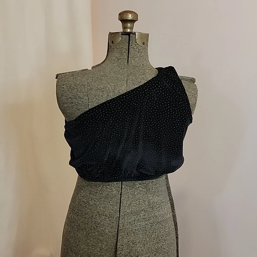 ❄️3/$30 Black Single Shoulder Strap Crop Top - Picture 3 of 4